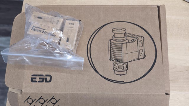 A box with 3 nozzles and the hotend from e3d