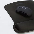 amazonbasics-mouse-pad-with-gel-wrist-support