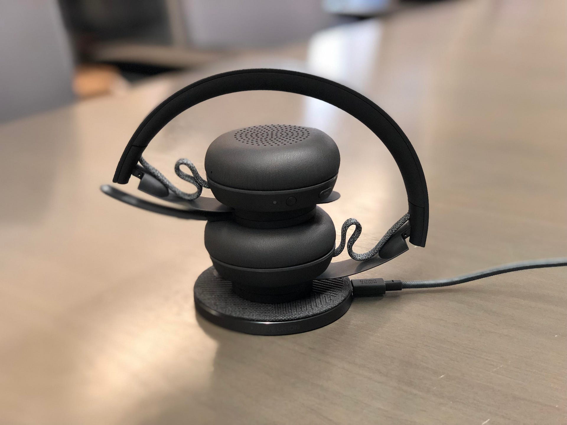 New Logitech Zone Wireless headphone is built for the open office - CNET