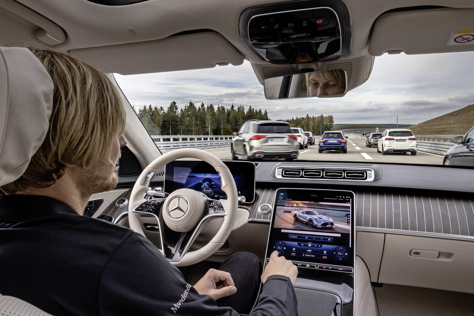 Mercedes-Benz Drive Pilot Hands-Free - interior