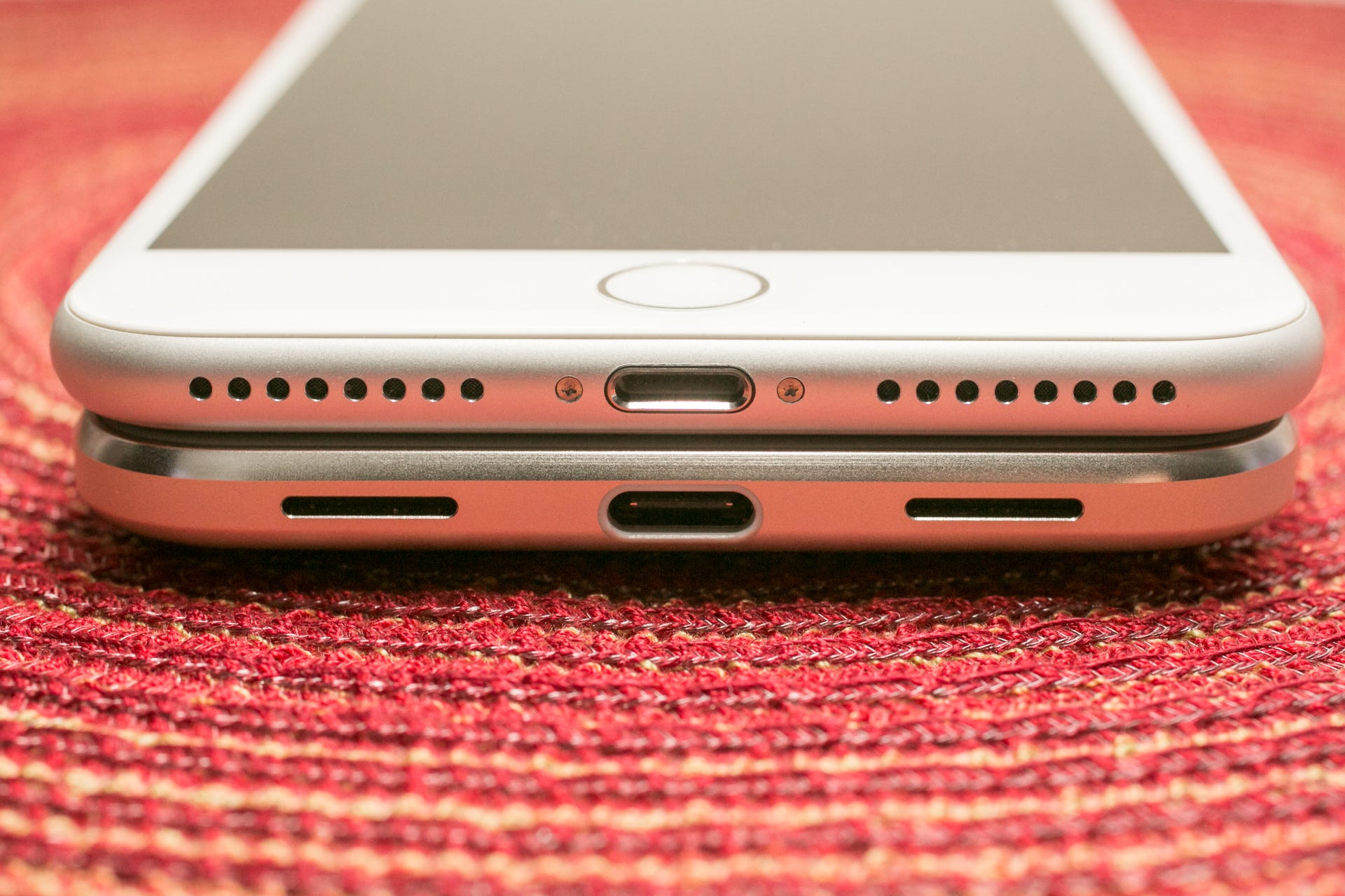 Sorry USB-C lovers, but iPhone 8 will stick with a Lightning connector -  CNET
