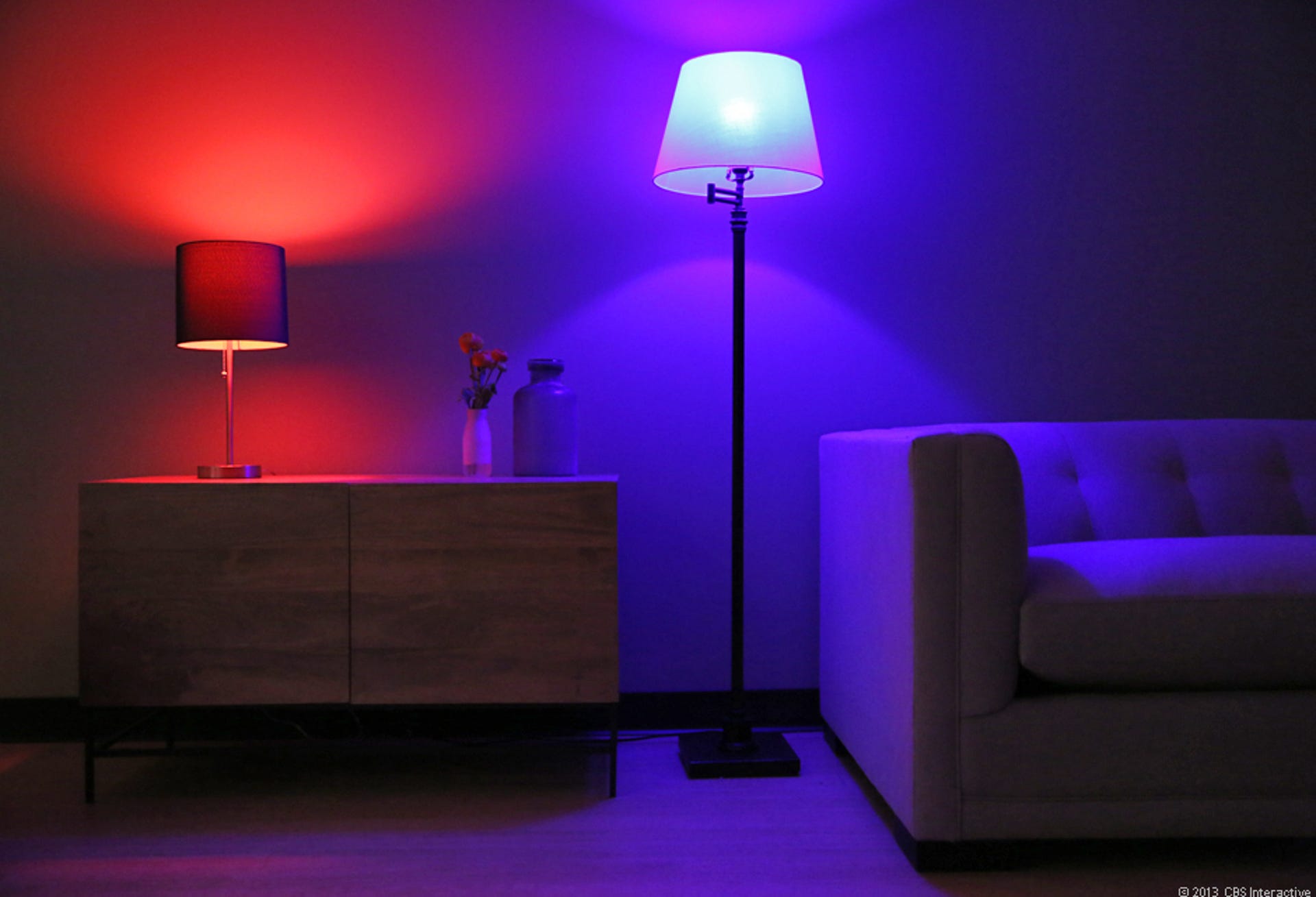 Включи лампа телевизор. Лампочки Philips Hue. Philips Hue диодная лампа. Philips RGB лампа. RGB подсветка для комнаты.