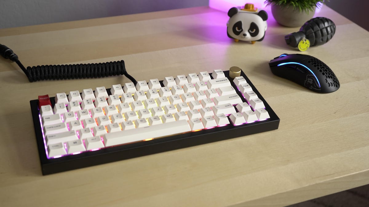 GMMK Pro in Black with White Ice keycaps, Gold Rotary Knob and Black Aviator USB-C cable.
