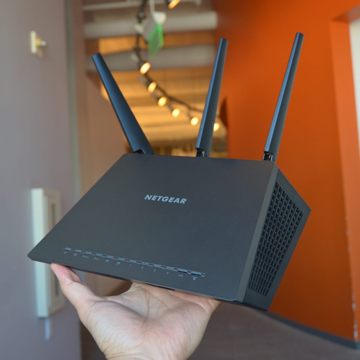 Maan oppervlakte Onvoorziene omstandigheden Onbepaald Netgear Nighthawk AC1900 Smart Wi-Fi Router (R7000) review: A solid network  and storage powerhouse - CNET