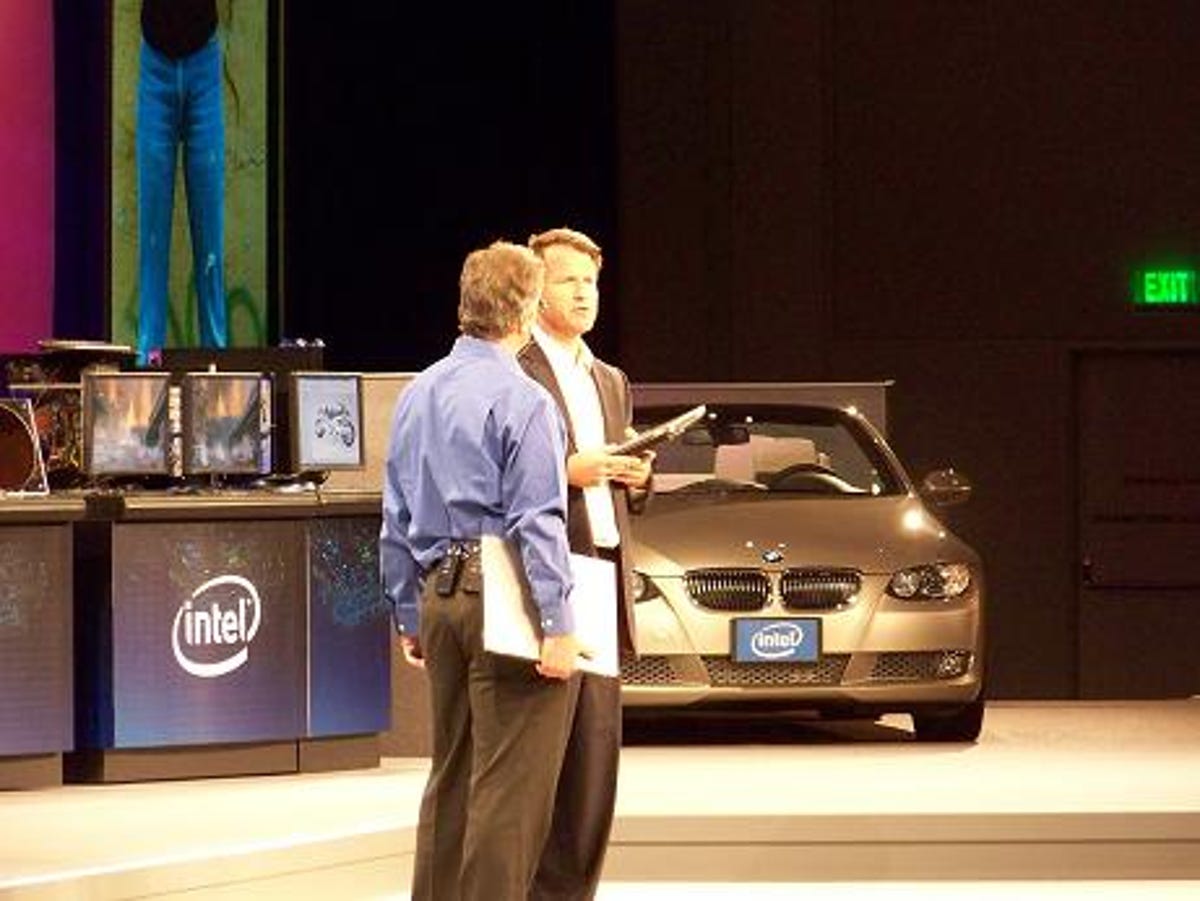 Intel's David Perlmutter (blue shirt) holds a quad-core HP laptop as he listens to Keith LeFebvre, vice president and general manager for business notebooks, HP PSG Americas.