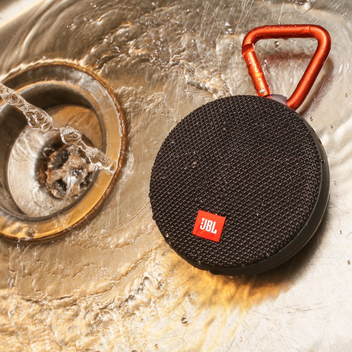 Fryse forpligtelse tro JBL Clip 2 review: Tiny Bluetooth speaker improves with full waterproofing,  boosted battery life - CNET