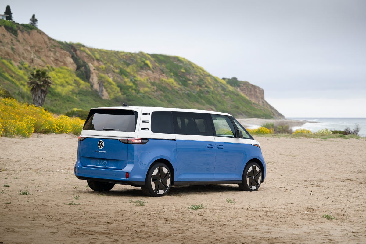 Vista trasera del VW ID Buzz, aún en la playa