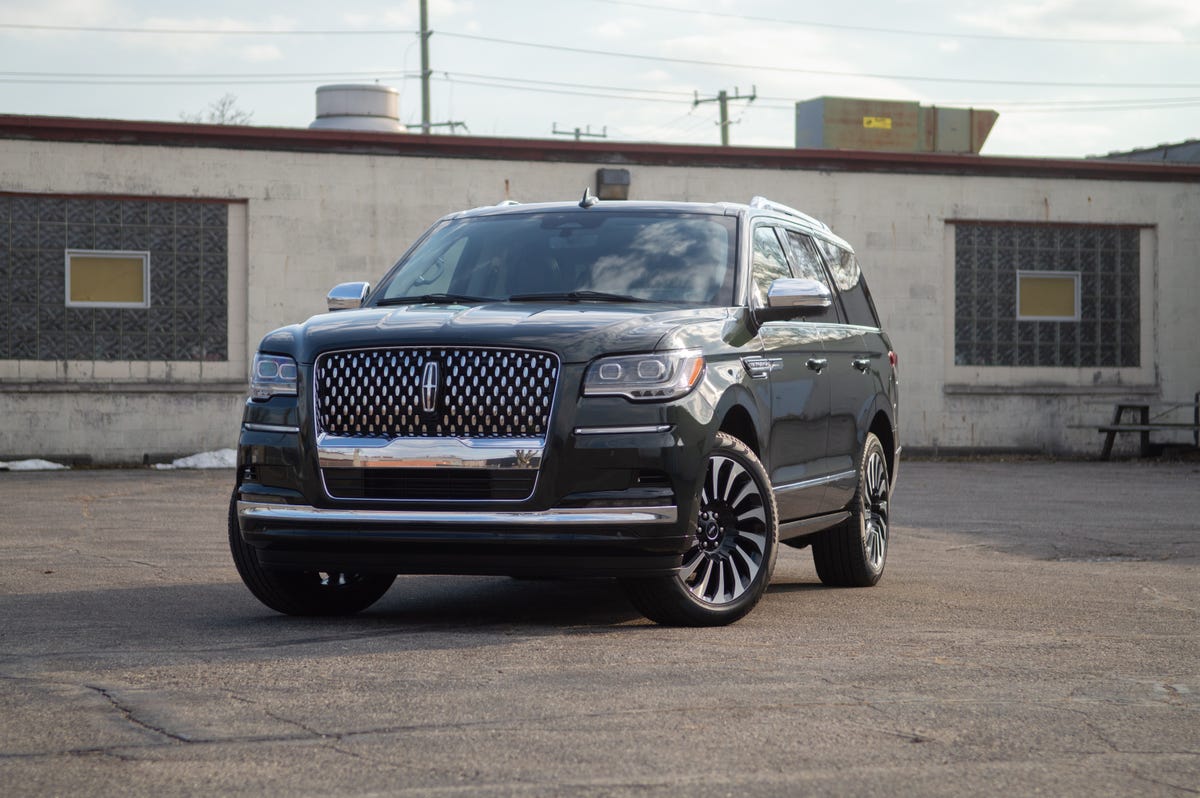 2022 Lincoln Navigator front one eighth, driver side