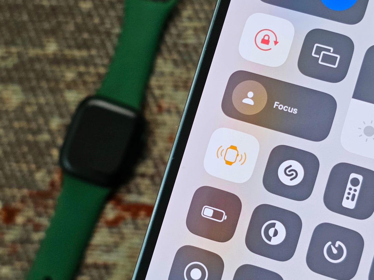 Một chiếc Apple Watch và một chiếc iPhone