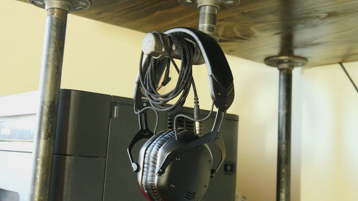 headphone-hanger-desk.jpg