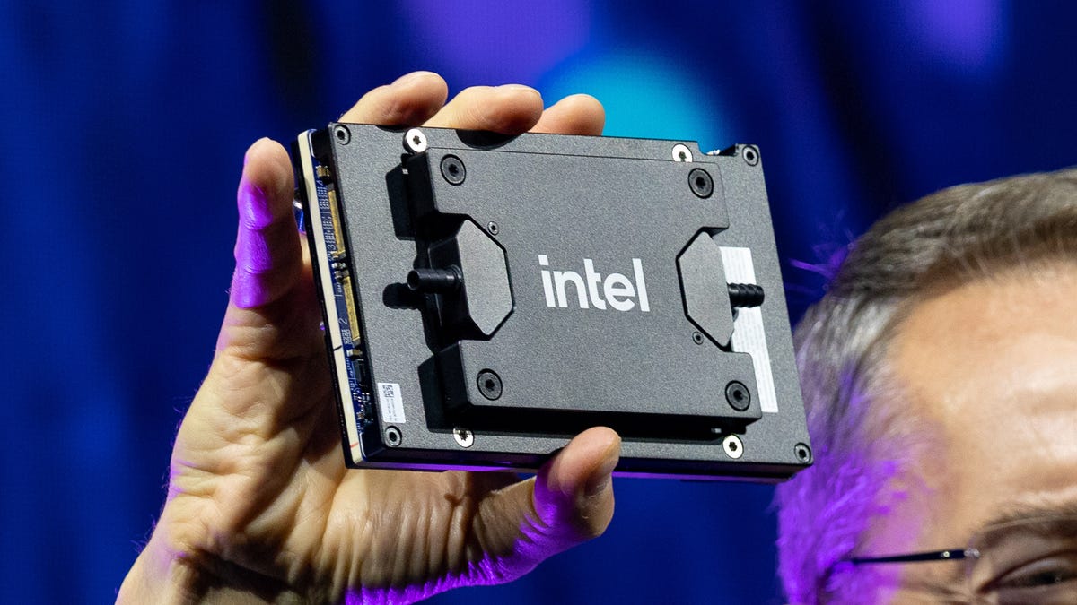 Intel CEO Pat Gelsinger holds a Ponte Vecchio processor