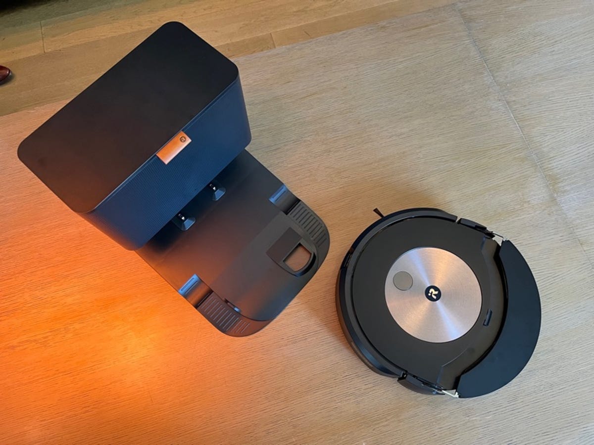 Roomba j7 Plus and base