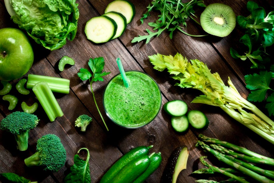 Detox-Diät-Konzept: grünes Gemüse auf Holztisch