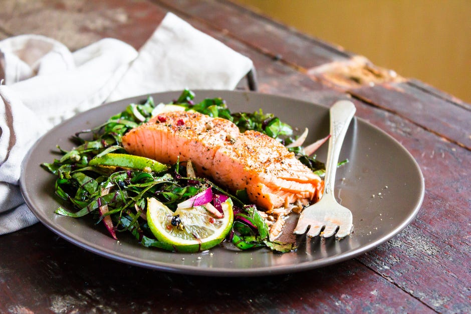 salmão em cima da salada de vitamina D em alimentos fontes