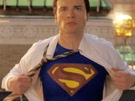 <p>Actor Tom Welling reprises his Smallville Clark Kent/Superman for Arrowverse Crossover episodes.</p>
