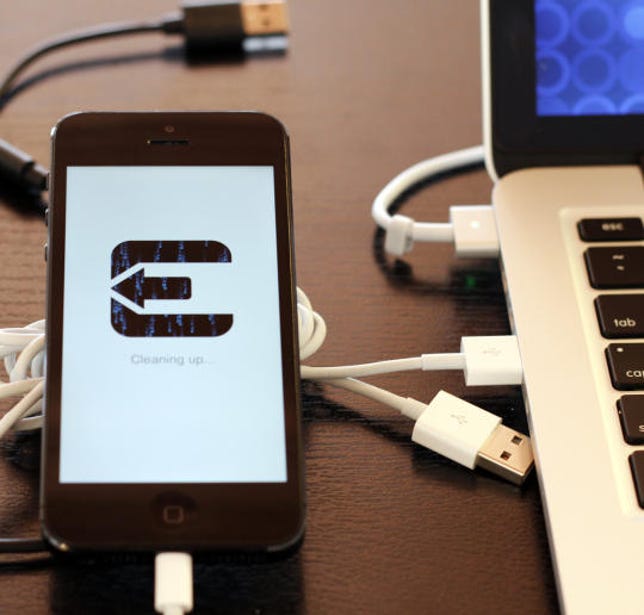 Jailbreaking an iPhone with the help of Evasi0n.