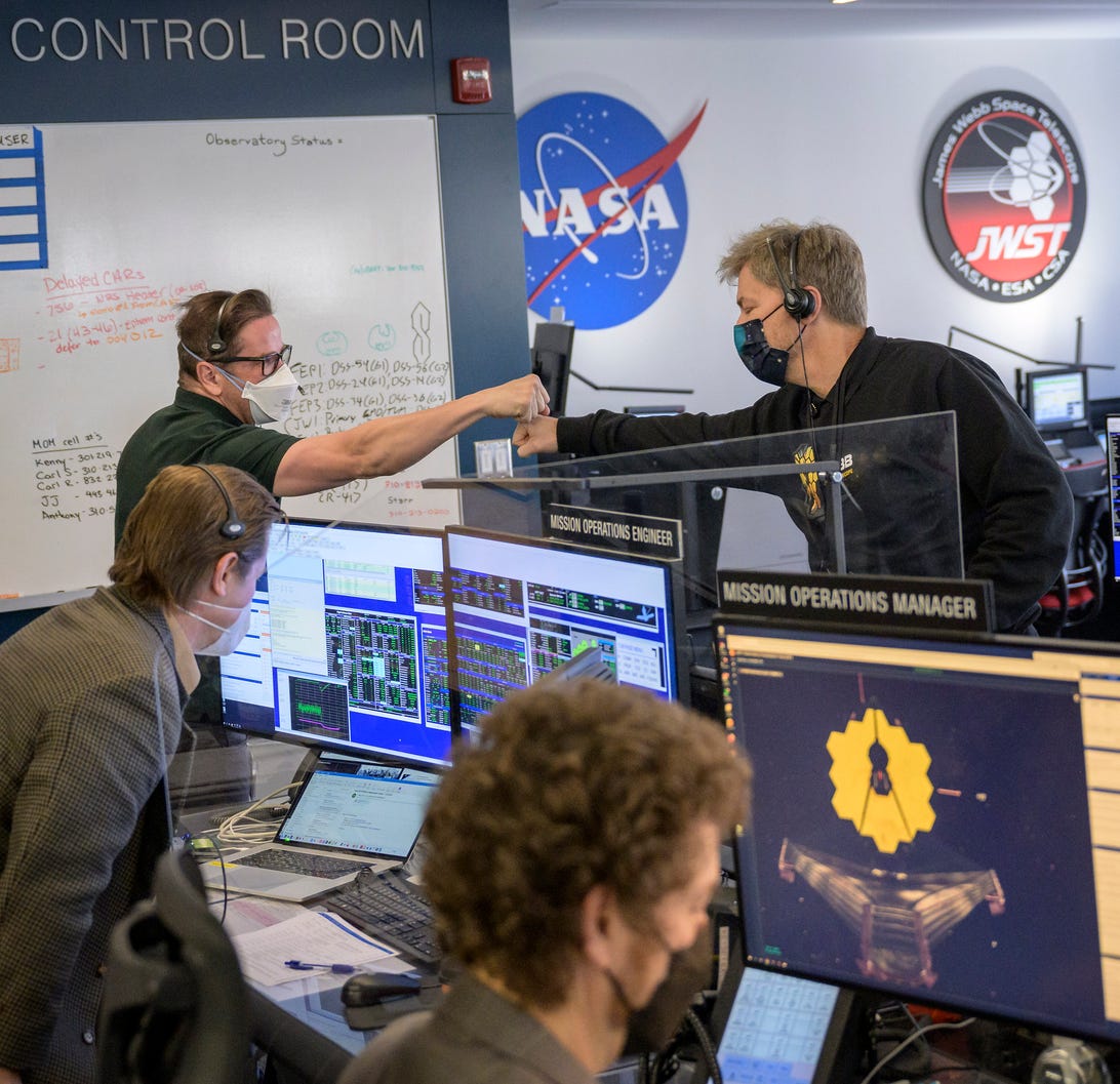 Los equipos de ingeniería del Instituto de Ciencias del Telescopio Espacial en Baltimore celebran mientras despliegan la segunda ala principal del espejo del Telescopio Espacial James Webb de la NASA.