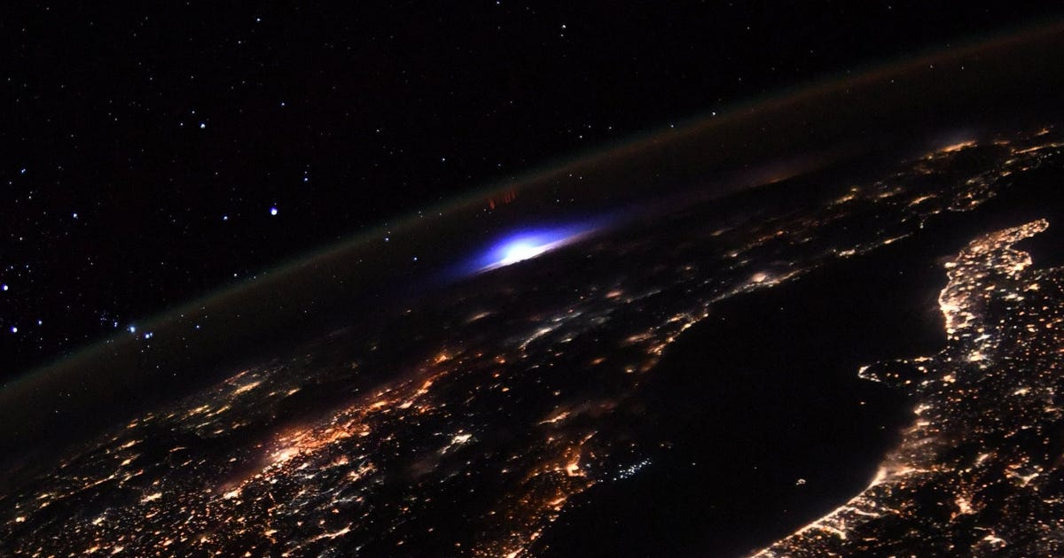 Astronautas užfiksuoja retą eterinį žaibo blyksnį iš kosminės stoties